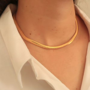 Colar dourado no pescoço