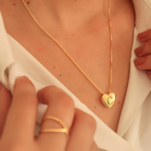 Colar com pingente de coração dourado